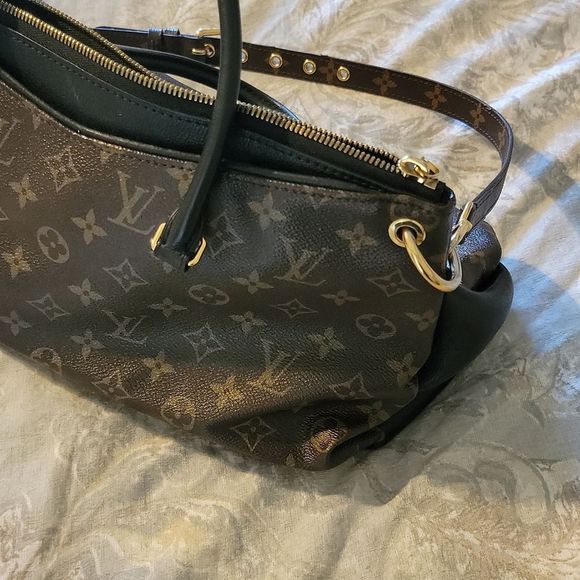 Louis vuitton Monogram purse. . Worn a few times. - Picture 4 of 11
